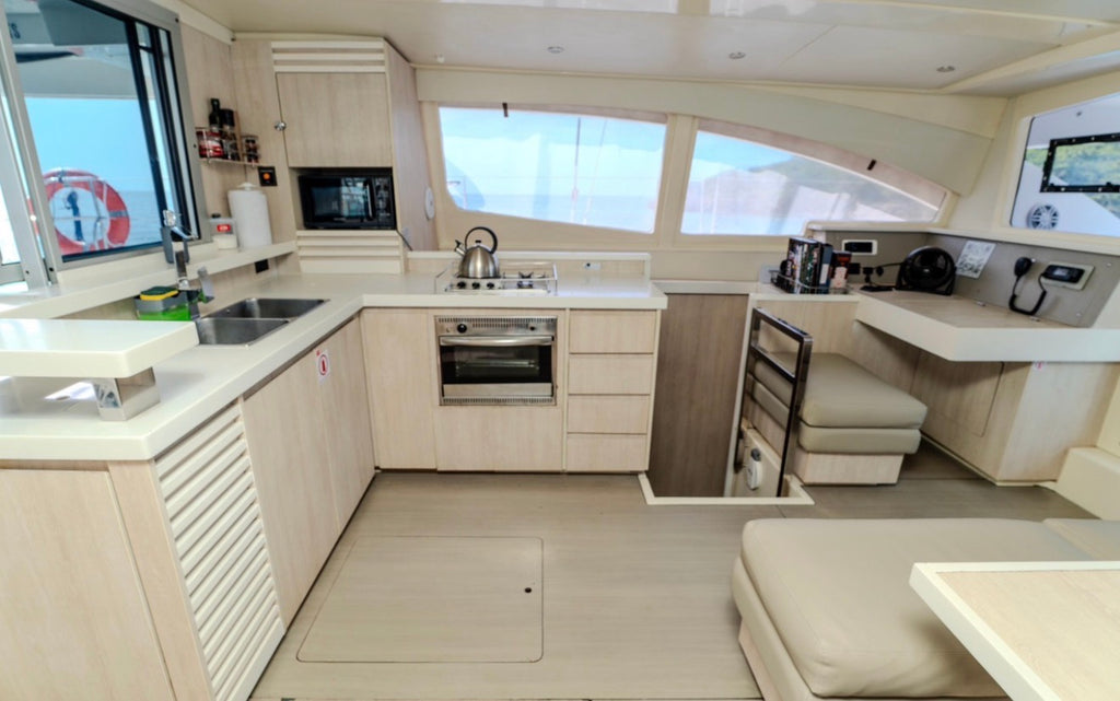 CATAMARAN | 25 PERSONAS